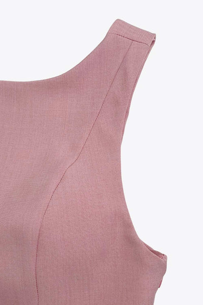 Top de fit ajustado, sin mangas, cuello barco, cortes frontales y peplum con olanes en bajo.