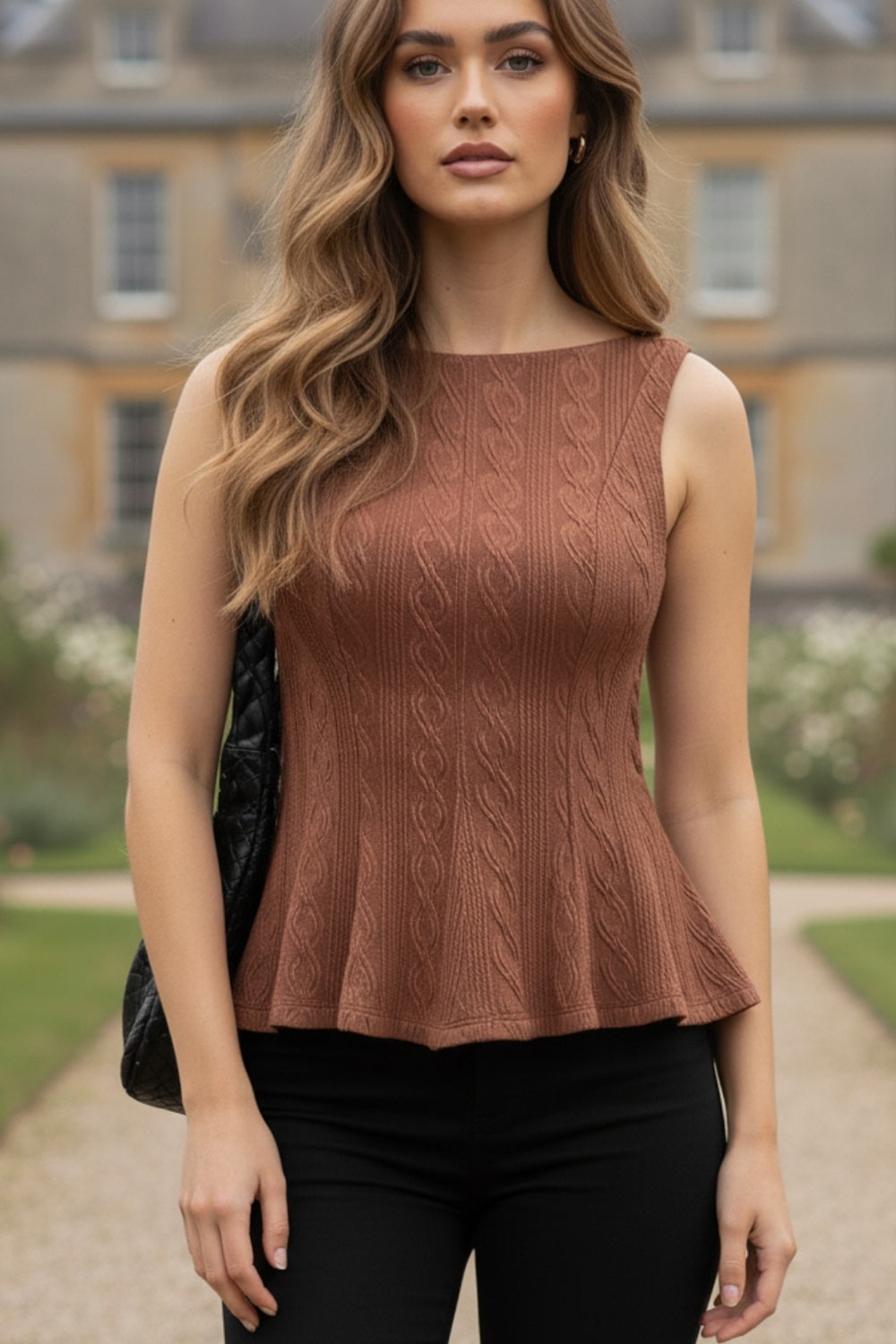 Top corto de peplum con olanes, cuello barco, escote en espalda, sin mangas, cortes frontales y detalle de textura en tejido.