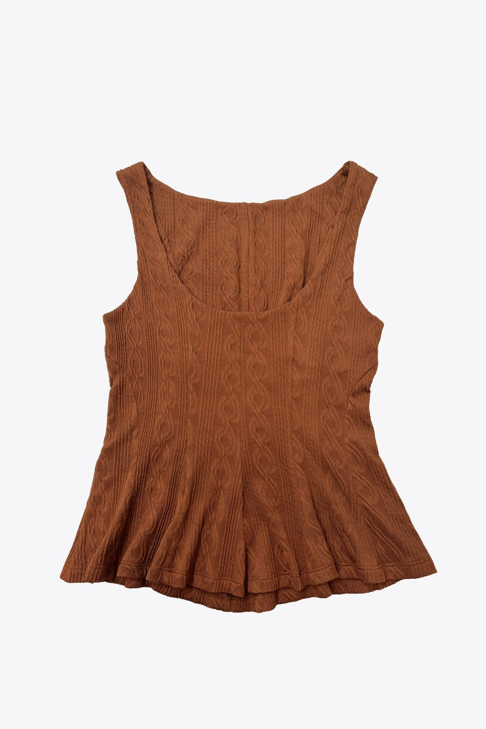 Top corto de peplum con olanes, cuello barco, escote en espalda, sin mangas, cortes frontales y detalle de textura en tejido.