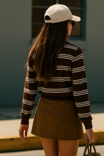 Top polo de punto, estampado rayas, fit recto, manga larga, escote v con cuello sport en contraste, rib en puños y bajo.