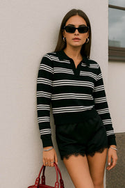 Top polo de punto, estampado rayas, fit recto, manga larga, escote v con cuello sport en contraste, rib en puños y bajo.