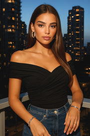 Top corto plisado de fit ajustado, escote v con cruce frontal, manga corta seguida, plisados en costados y hombros.