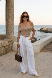 Top corto plisado de fit ajustado, escote v con cruce frontal, manga corta seguida, plisados en costados y hombros.