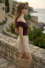 Top corto plisado de fit ajustado, escote v con cruce frontal, manga corta seguida, plisados en costados y hombros.