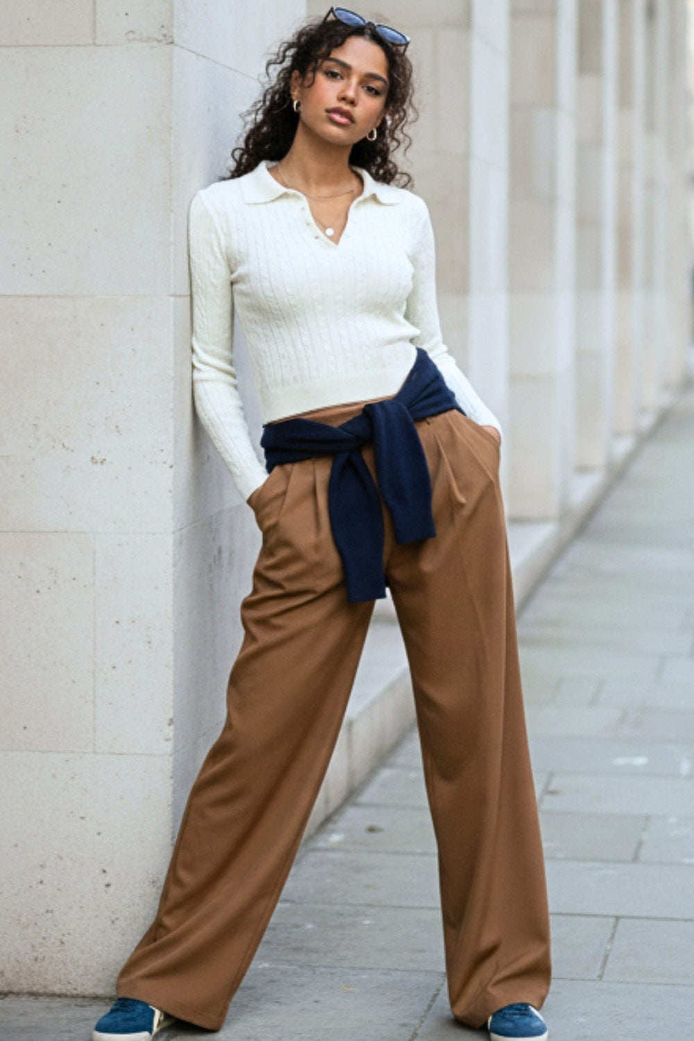 Top canalé de punto, fit ajustado, manga larga, cuello polo con botones, rib en bajo y puños. y escote v con cuello polo. Detalle de textura en tejido.