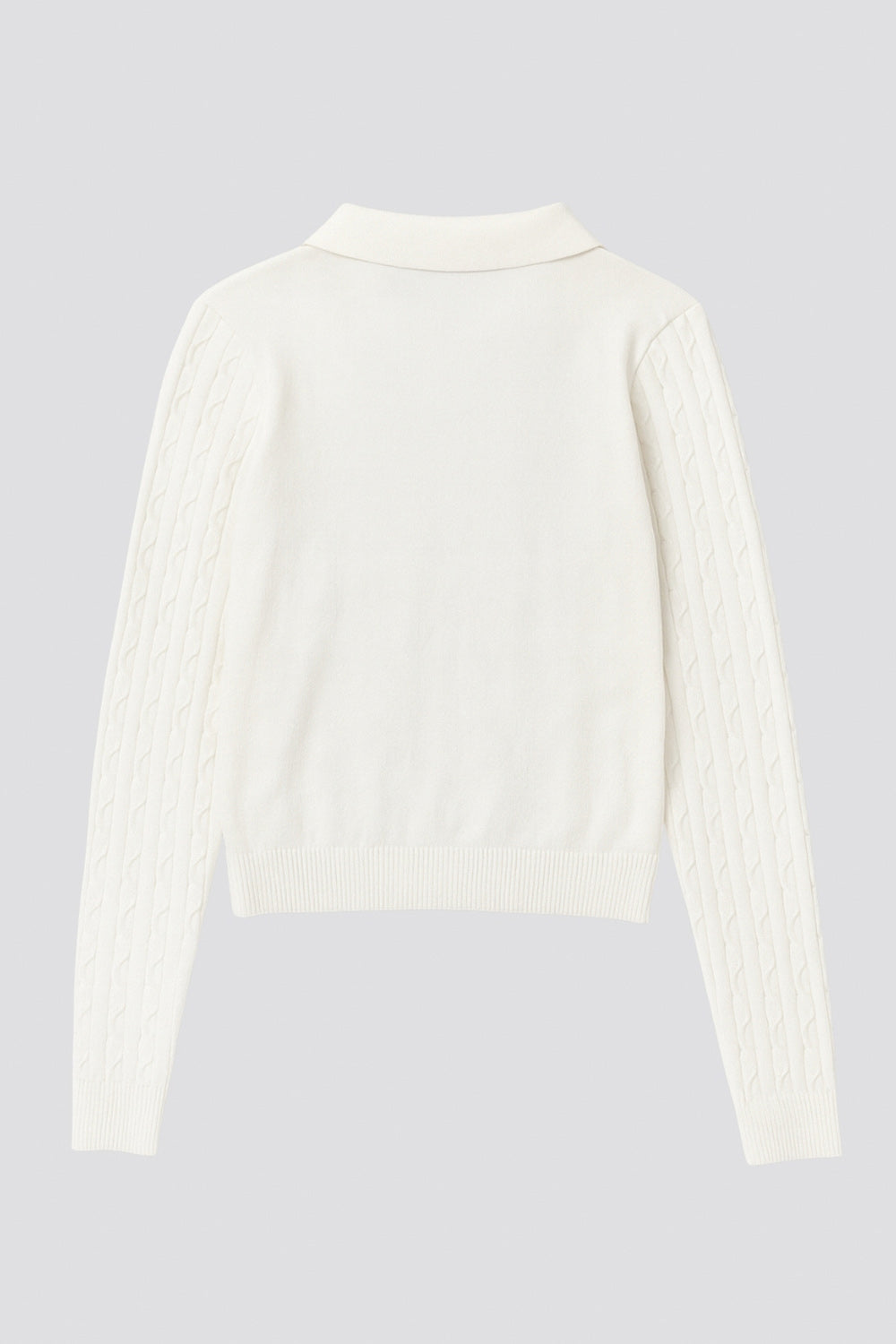 Top canalé de punto, fit ajustado, manga larga, cuello polo con botones, rib en bajo y puños. y escote v con cuello polo. Detalle de textura en tejido.