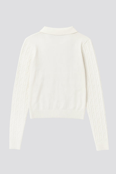 Top canalé de punto, fit ajustado, manga larga, cuello polo con botones, rib en bajo y puños. y escote v con cuello polo. Detalle de textura en tejido.