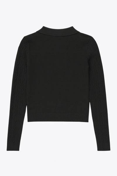 Top canalé de punto, fit ajustado, manga larga, cuello polo con botones, rib en bajo y puños. y escote v con cuello polo. Detalle de textura en tejido.