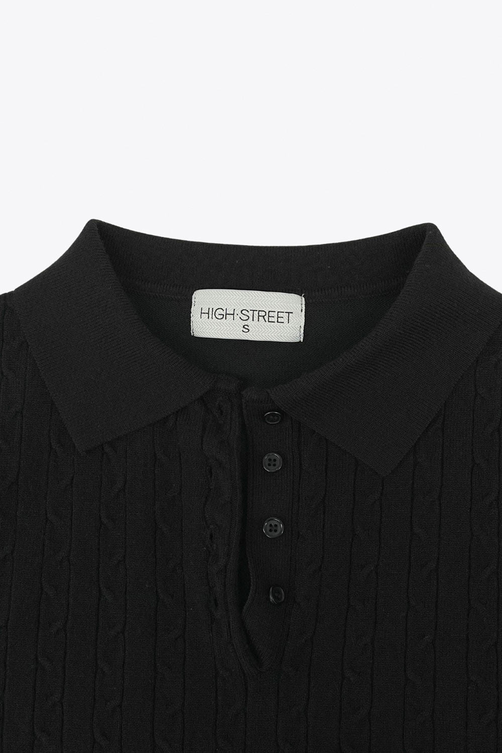 Top canalé de punto, fit ajustado, manga larga, cuello polo con botones, rib en bajo y puños. y escote v con cuello polo. Detalle de textura en tejido.