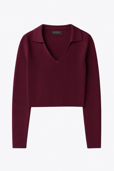 Top canalé de punto, fit ajustado, manga corta y escote v con cuello polo.