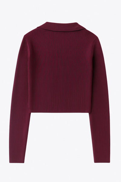 Top canalé de punto, fit ajustado, manga corta y escote v con cuello polo.