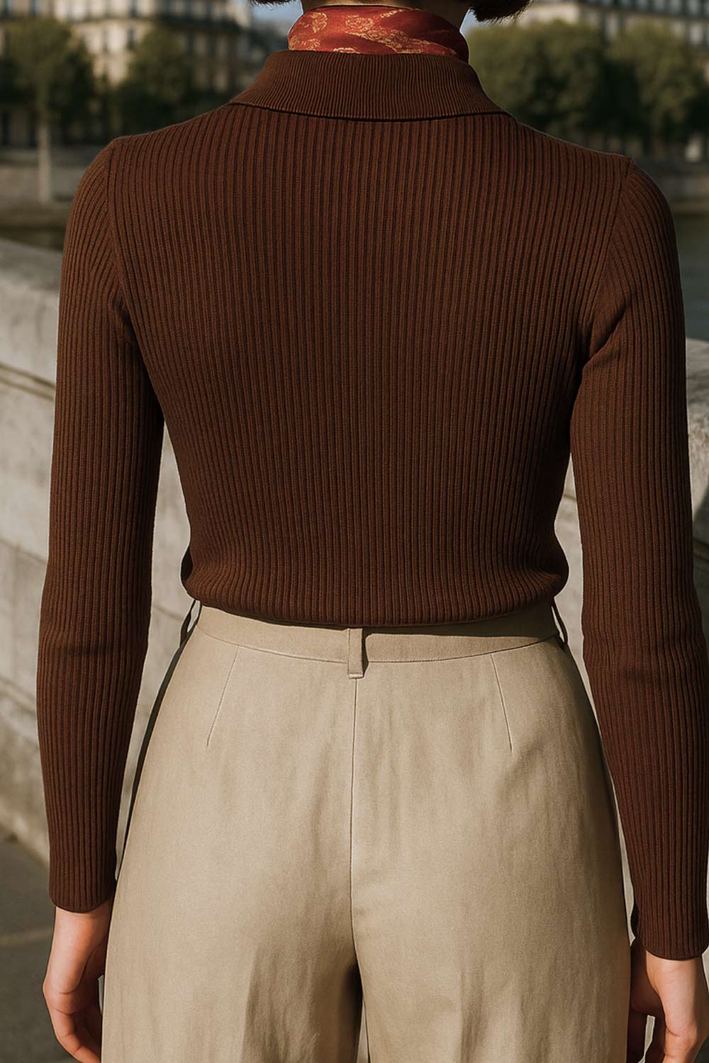 Top canalé de punto, fit ajustado, manga corta y escote v con cuello polo.