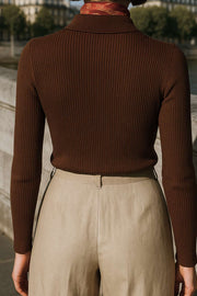 Top canalé de punto, fit ajustado, manga corta y escote v con cuello polo.