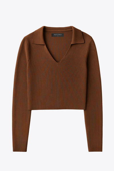 Top canalé de punto, fit ajustado, manga corta y escote v con cuello polo.