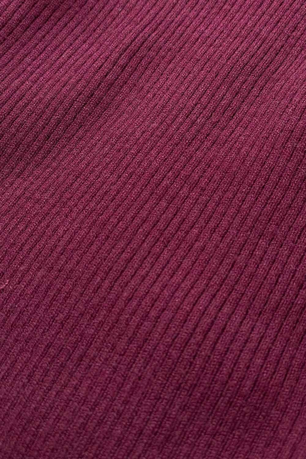 Top canalé de punto, fit ajustado, manga corta y escote v con cuello polo.