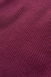 Top canalé de punto, fit ajustado, manga corta y escote v con cuello polo.