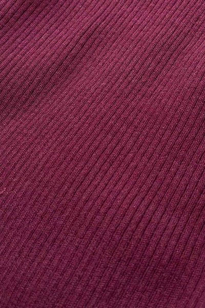 Top canalé de punto, fit ajustado, manga corta y escote v con cuello polo.