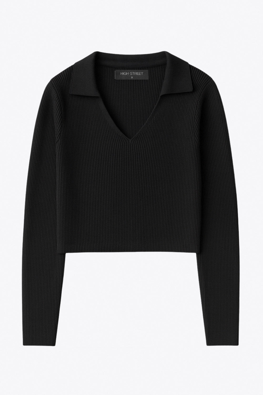 Top canalé de punto, fit ajustado, manga corta y escote v con cuello polo.