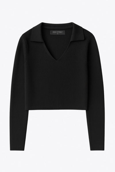 Top canalé de punto, fit ajustado, manga corta y escote v con cuello polo.