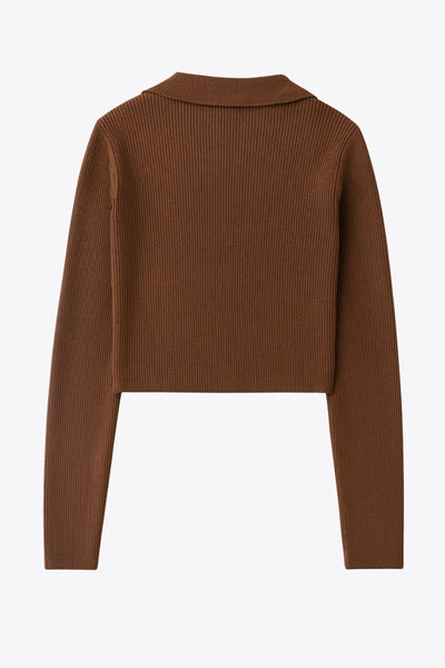 Top canalé de punto, fit ajustado, manga corta y escote v con cuello polo.