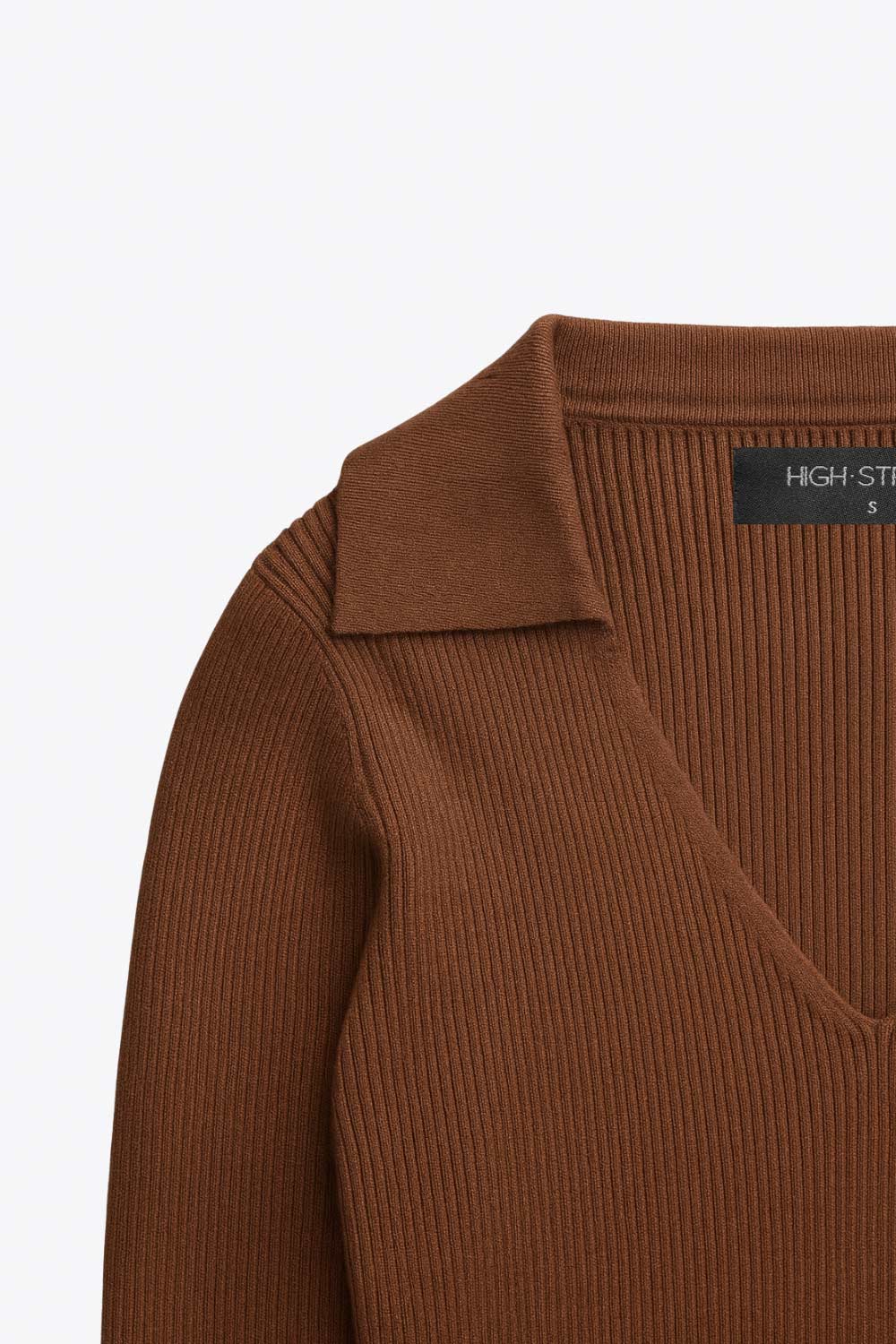 Top canalé de punto, fit ajustado, manga corta y escote v con cuello polo.