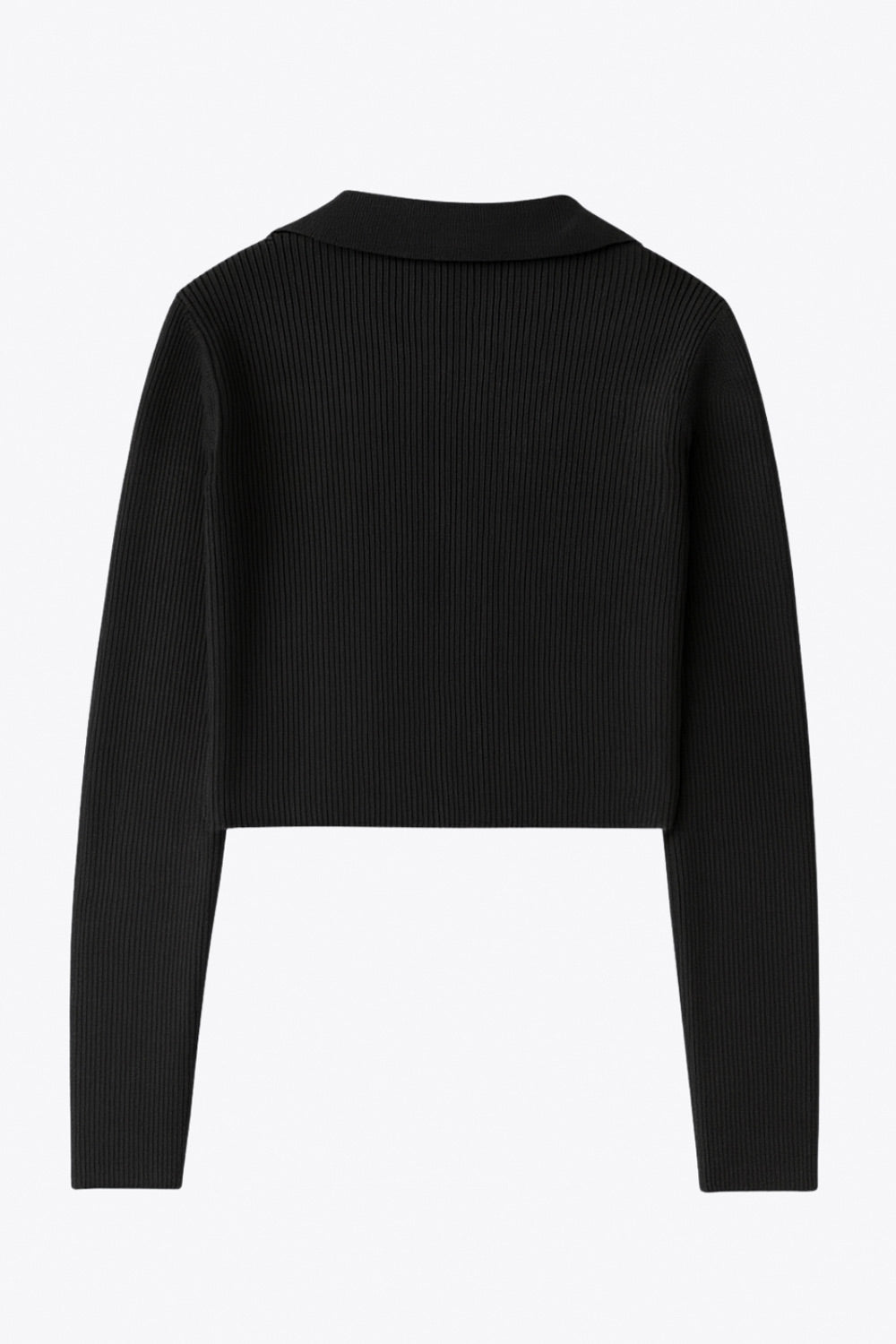 Top canalé de punto, fit ajustado, manga corta y escote v con cuello polo.