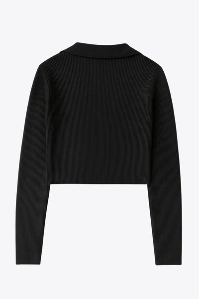 Top canalé de punto, fit ajustado, manga corta y escote v con cuello polo.