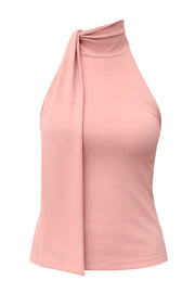 Top de fit ajustado, sin mangas, escote en espalda, cuello halter con plisados y nudo amarrable.