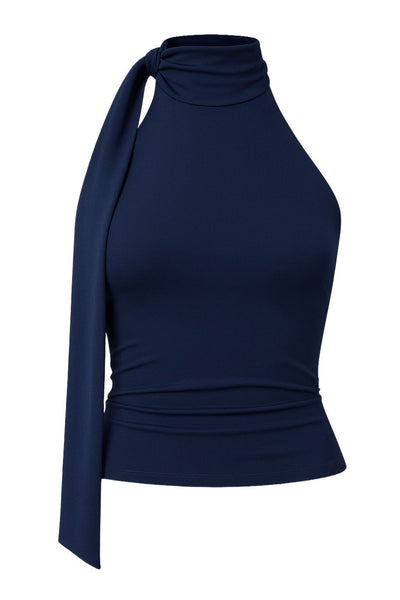 Top de fit ajustado, sin mangas, escote en espalda, cuello halter con plisados y nudo amarrable.