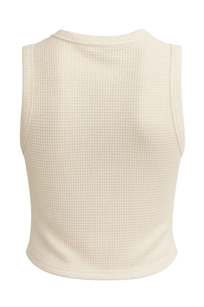 Top de punto, sin mangas, cuello redondo, bajo curveado frontal e hilera frontal de botones. Detalle de rib en bordes.