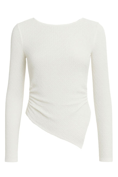 Top de fit ajustado, cuello barco, manga larga, plisados en costados, bajo asimétrico frontal y detalle de textura en tejido. 