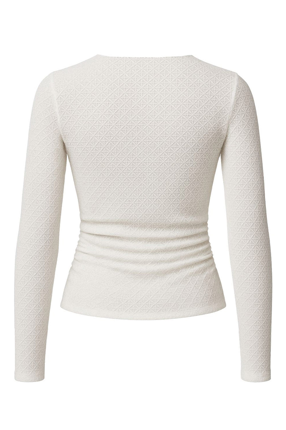 Top de fit ajustado, cuello barco, manga larga, plisados en costados, bajo asimétrico frontal y detalle de textura en tejido. 