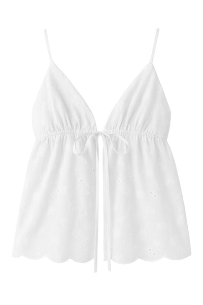 Top de fit fluido, tirantes delgados ajustables, abertura frontal en bajo, escote v con plisados y cierre con lazo amarrable frontal. Detalle de rib elástico en espalda, olanes en bajo y perforado en tejido.