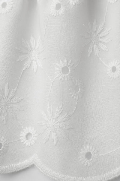 Top de fit fluido, tirantes delgados ajustables, abertura frontal en bajo, escote v con plisados y cierre con lazo amarrable frontal. Detalle de rib elástico en espalda, olanes en bajo y perforado en tejido.