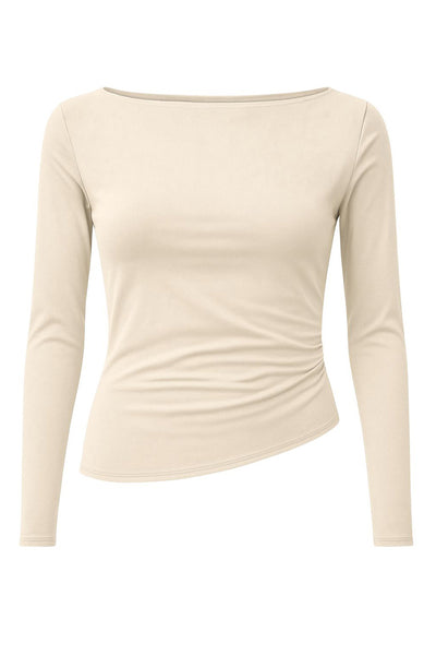 Top de gamuza, fit ajustado, manga larga, cuello barco, bajo asimétrico y detalle de plisados en costado.