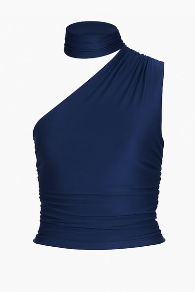 Top satinado asimétrico, de fit ajustado, detalles plisados laterales y en hombro, sin mangas, un hombro, escote diagonal y choker con plisados. Cierre posterior con botón y ojal.