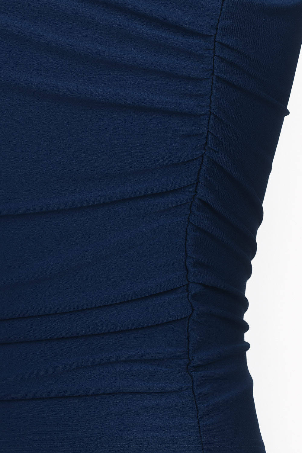 Top satinado asimétrico, de fit ajustado, detalles plisados laterales y en hombro, sin mangas, un hombro, escote diagonal y choker con plisados. Cierre posterior con botón y ojal.