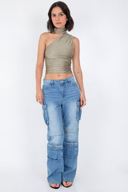 Top satinado asimétrico, de fit ajustado, detalles plisados laterales y en hombro, sin mangas, un hombro, escote diagonal y choker con plisados. Cierre posterior con botón y ojal.
