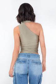 Top satinado asimétrico, de fit ajustado, detalles plisados laterales y en hombro, sin mangas, un hombro, escote diagonal y choker con plisados. Cierre posterior con botón y ojal.