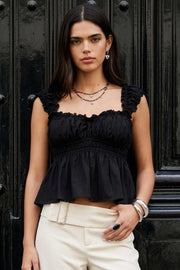 Top corto de escote v redondeado y manga corta con rib elástico y olanes en borde, elástico en cintura y peplum con olanes en bajo.