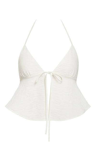 Top corto de escote v con lazo amarrable frontal, rib elástico en espalda, tirantes halter con lazo amarrable posterior y abertura frontal en bajo. Detalle de peplum olanes en bajo y textura en tejido.