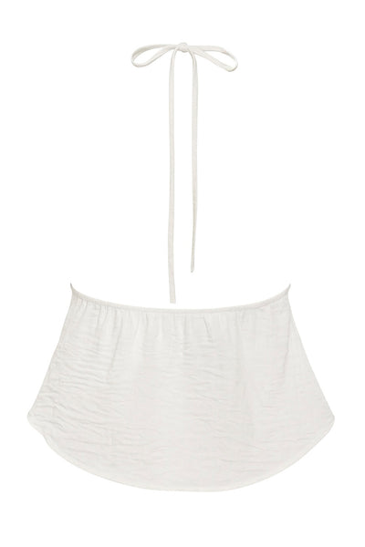 Top corto de escote v con lazo amarrable frontal, rib elástico en espalda, tirantes halter con lazo amarrable posterior y abertura frontal en bajo. Detalle de peplum olanes en bajo y textura en tejido.