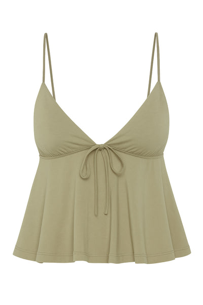 Top corto de escote v con cortes frontales y lazo amarrable, tirantes delgados ajustables y detalle de peplum olanes en bajo.