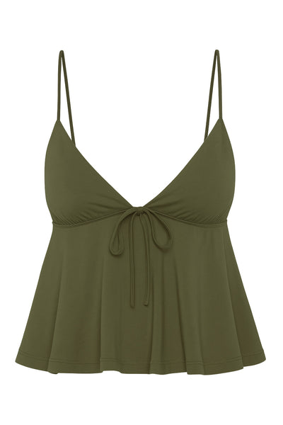 Top corto de escote v con cortes frontales y lazo amarrable, tirantes delgados ajustables y detalle de peplum olanes en bajo.