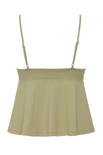 Top corto de escote v con cortes frontales y lazo amarrable, tirantes delgados ajustables y detalle de peplum olanes en bajo.