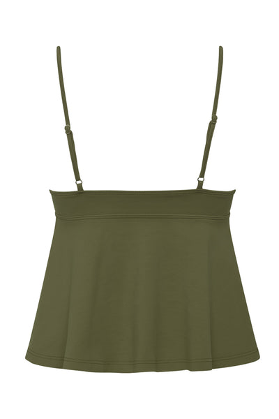 Top corto de escote v con cortes frontales y lazo amarrable, tirantes delgados ajustables y detalle de peplum olanes en bajo.