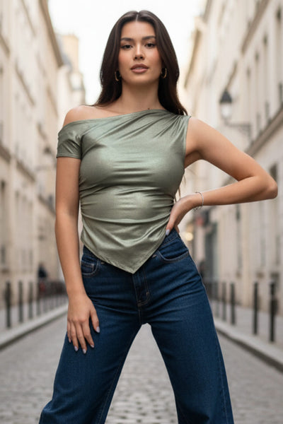 Top metálico asimétrico de fit ajustado, escote diagonal, una manga corta seguida con hombro descubierto, plisados en hombro y bajo frontal asimétrico. Detalle de plisados en costados.