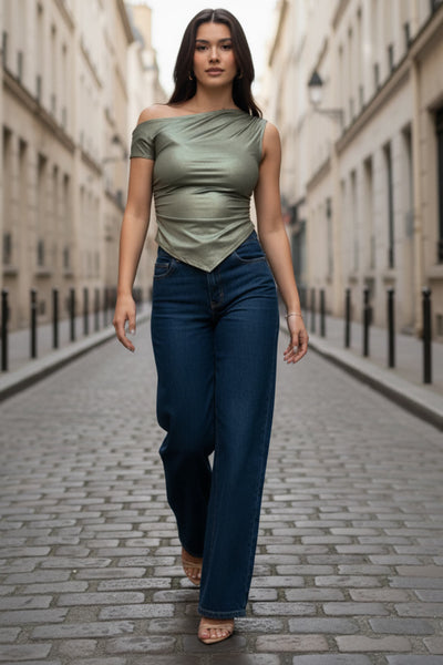 Top metálico asimétrico de fit ajustado, escote diagonal, una manga corta seguida con hombro descubierto, plisados en hombro y bajo frontal asimétrico. Detalle de plisados en costados.