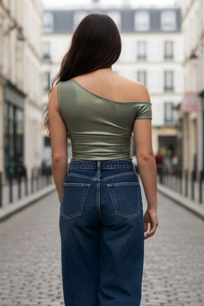 Top metálico asimétrico de fit ajustado, escote diagonal, una manga corta seguida con hombro descubierto, plisados en hombro y bajo frontal asimétrico. Detalle de plisados en costados.