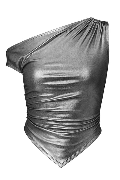 Top metálico asimétrico de fit ajustado, escote diagonal, una manga corta seguida con hombro descubierto, plisados en hombro y bajo frontal asimétrico. Detalle de plisados en costados.